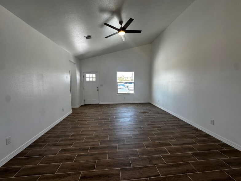 Building Photo - 612 Hesse Dr