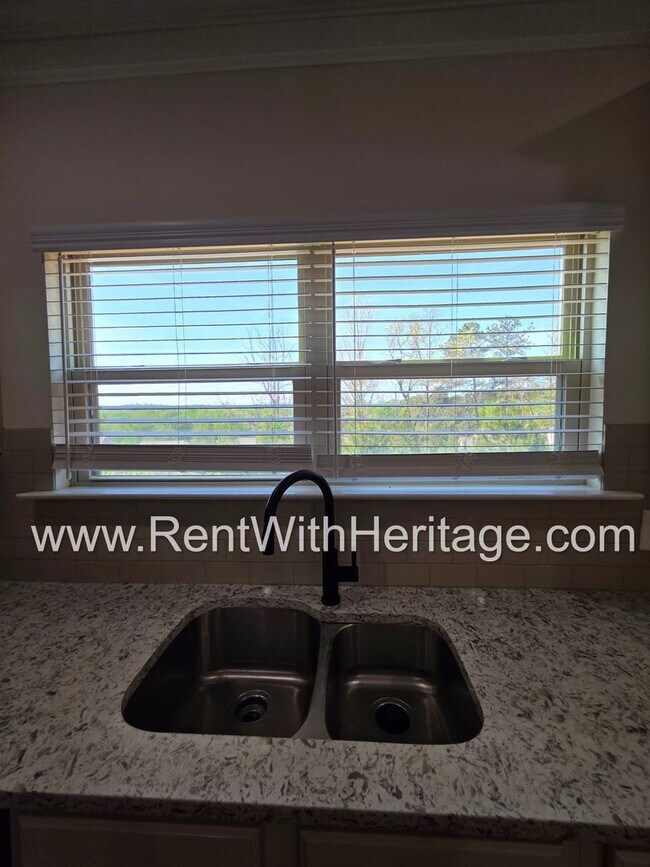 Building Photo - ABSOLUTELY BEAUTIFUL 5 BEDROOM/ 4.5 BATH HOME YOU DONT WANT TO MISS.