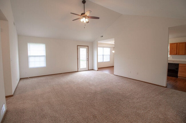 Building Photo - 1601 Smiley Ln