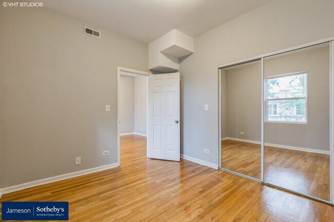 Building Photo - 3818 W Ainslie St