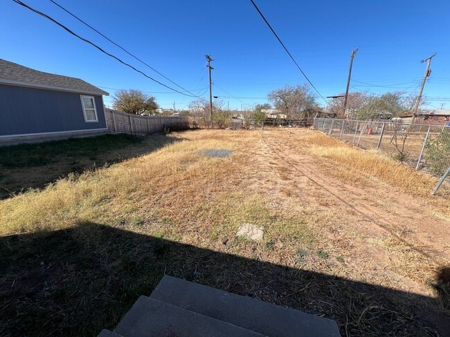 Building Photo - Super cute 2 bed  at the right place and price