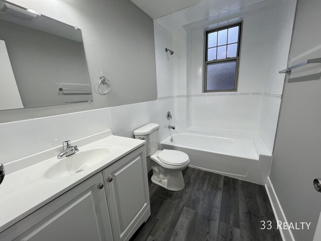 Building Photo - GROUND LEVEL 3 Bed 2.5 Bath / Oak Park / L...