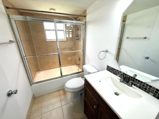 Building Photo - 586 Normandy Ln