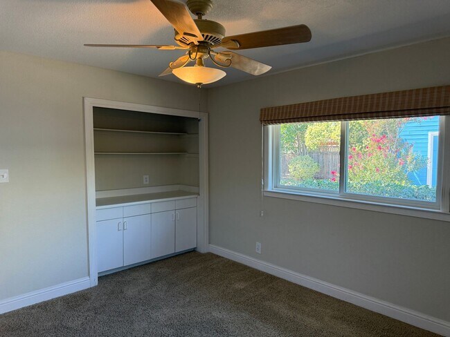 Building Photo - Pleasant Living in Pleasant Hill