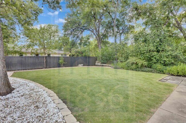 Building Photo - 2205 Sharon Ln