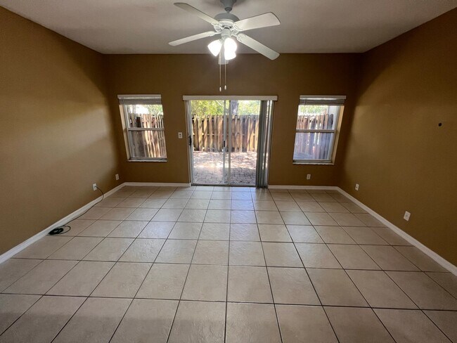 Building Photo - Lovely Townhome in Gate Community!