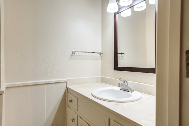 Building Photo - Wonderful 2 Bedroom 1.5 Bathroom Duplex!!!