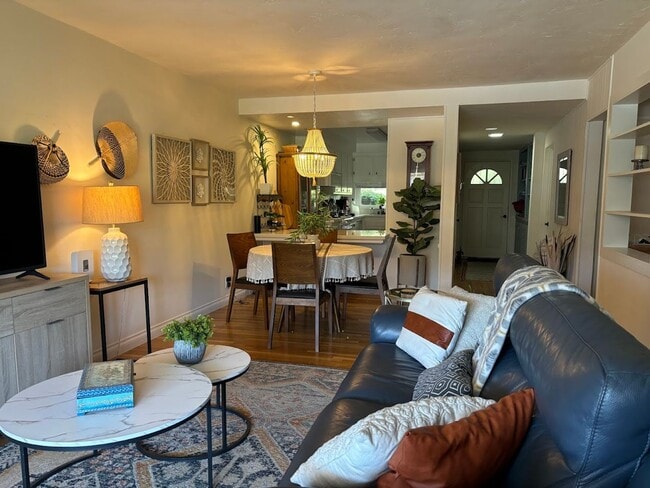 Building Photo - Fully Furnished 2 Bed / 1 Bath Condo Near Downtown La Mesa