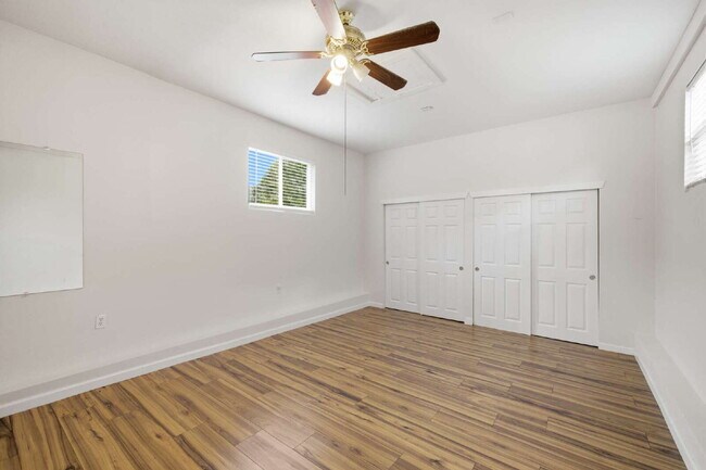 Building Photo - Spacious 5-Bed Retreat with Modern Updates in Aurora. Included - Greenhouse and Shed!