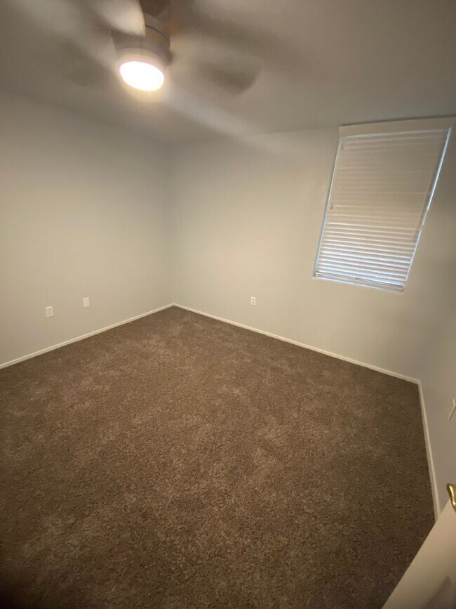 Building Photo - AMERICANA Property Mgmt - 3 beds Condo in ...