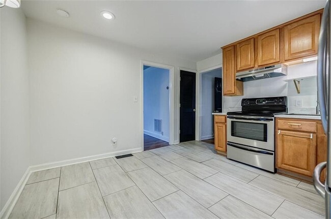 Building Photo - 183 Locust St NE