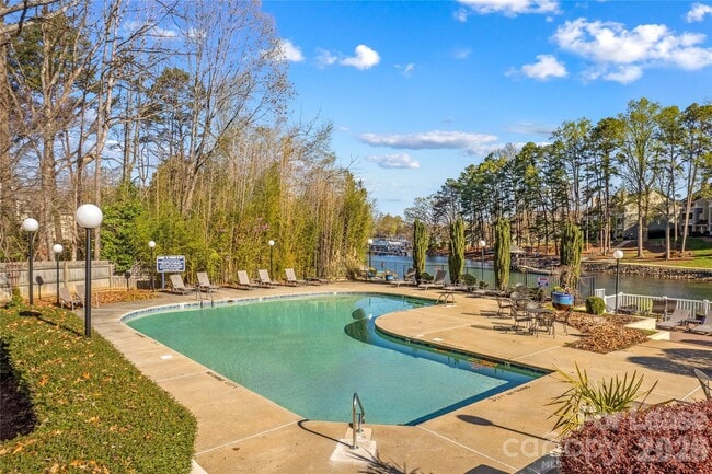 Building Photo - 19843 Henderson Rd