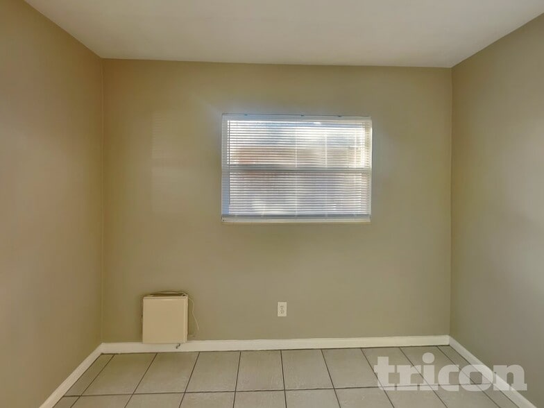 Building Photo - 1305 E Oakwood St