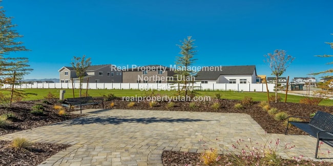 Building Photo - Stunning 4 Bedroom 2.5 Bath Home in Syracuse