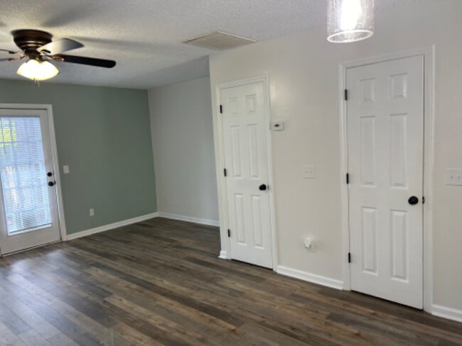 Building Photo - 5050 Lamppost Cir
