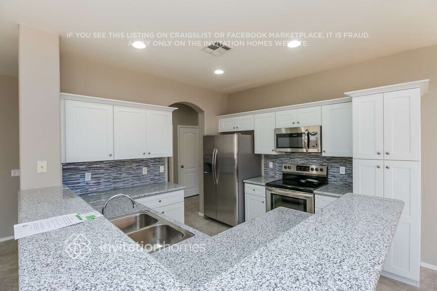 Building Photo - 155 E Canary Ct