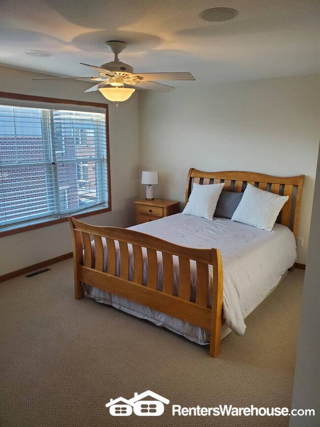 Building Photo - 2 Bedroom, 4 Bath Townhouse in a Great Riv...