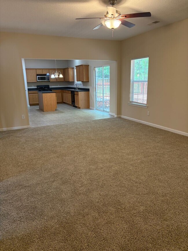 Building Photo - Large Home in Established Neighborhood