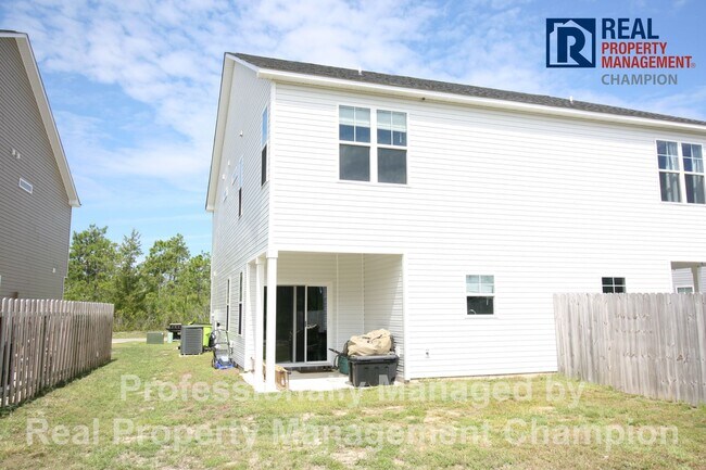 Building Photo - Fabulous Townhome with Open Floorplan