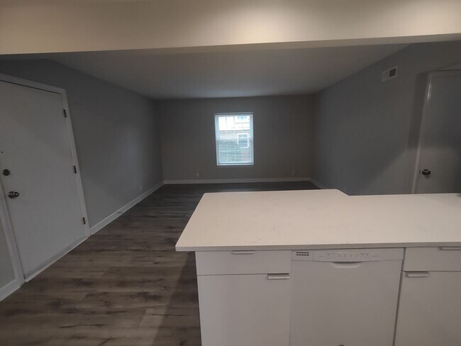 Building Photo - Pristine move-in ready condo located in Di...