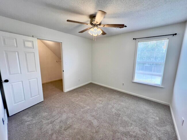 Building Photo - 251 Cross Point Cove