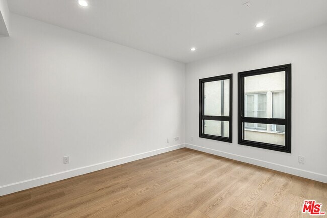 Building Photo - 132 S Oakhurst Dr