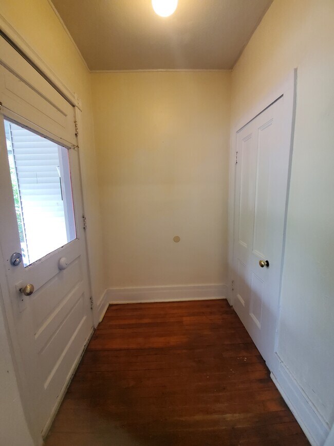 Building Photo - 105-107 N Quarry St