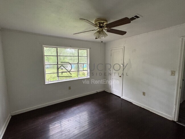 Building Photo - 323 Colonial Dr
