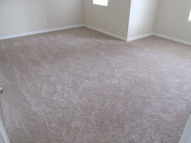 Building Photo - $500 off 1st month ! New Carpet, 5 Br 2.5 ...