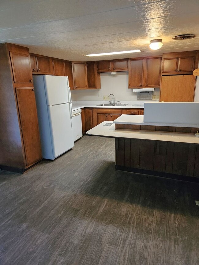 Building Photo - Spacious 3BR, 2BTH home in Washburn Rural School District