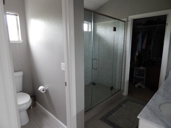 Primary Shower - 1863 Blackwood Common