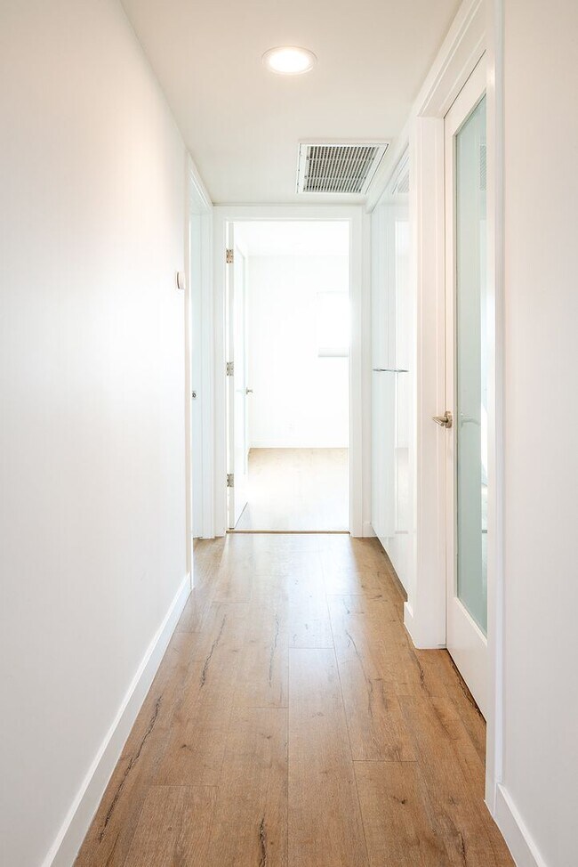 Building Photo - Off Melrose WEHO