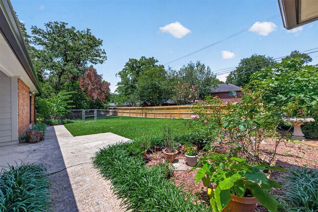Building Photo - 105 Glenmora Ct