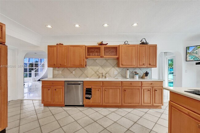 Building Photo - 2889 NE 35th St