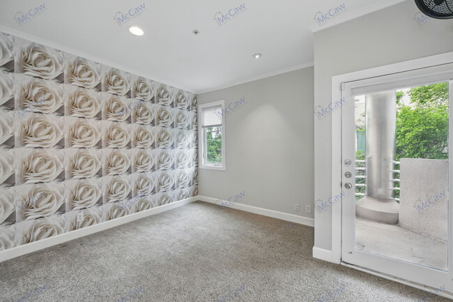 Building Photo - 4040 Avondale Ave
