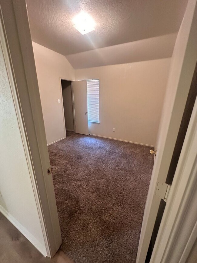 Building Photo - 3/2/2 in a quiet neighborhood located right in the heart of Weatherford.