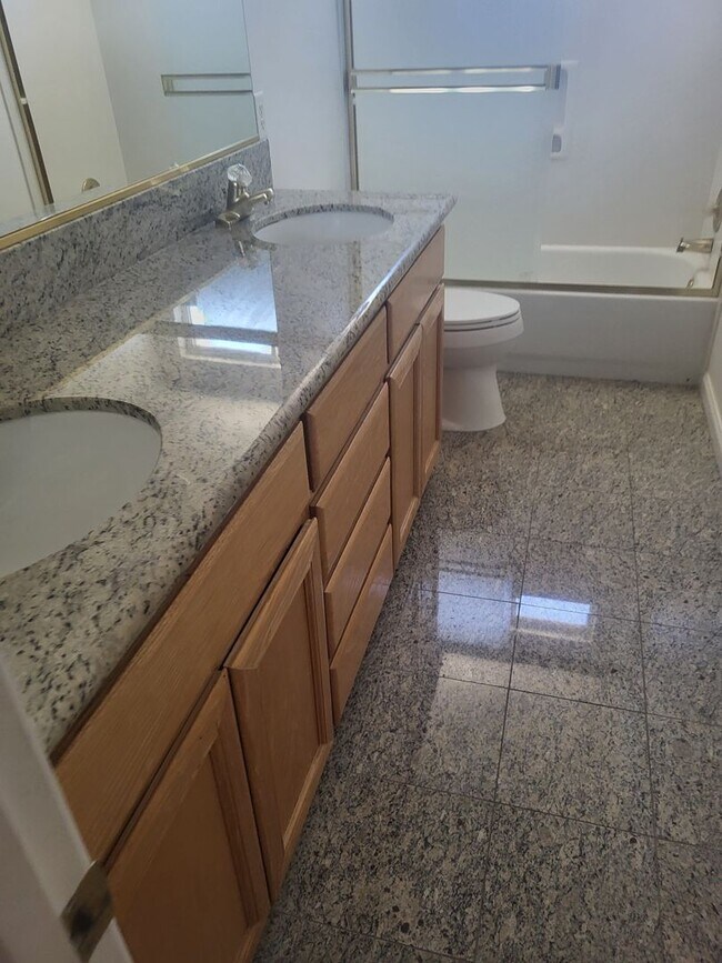 Building Photo - 5049 Pine Lake Ct