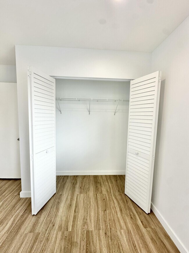 Building Photo - 102 E Tiffany Dr