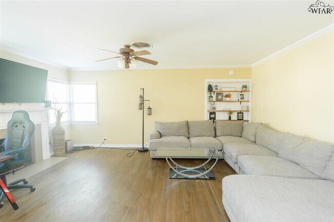 Building Photo - 2415 Ellingham