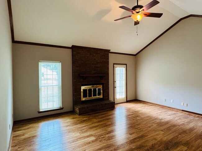 Building Photo - 3-Bedroom home is sure to captivate from t...