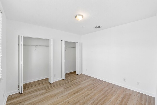 Building Photo - LARGE 3-bed, 3-bath townhome with 2-car ga...
