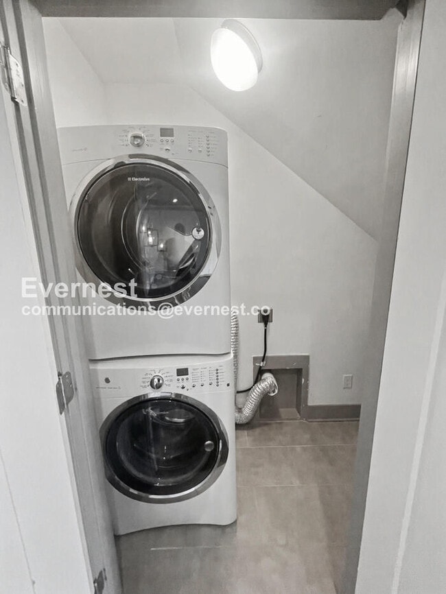 Building Photo - 3 Bed/2.5 Bath with Fenced Yard / Pet-Friendly / Available Now!