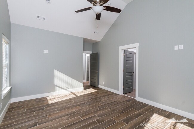 Building Photo - Pre-Leasing Modern Style Home Minutes from Campus and Downtown Fayetteville