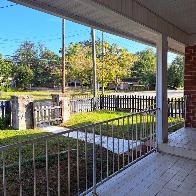 Building Photo - 1416 W 13th St