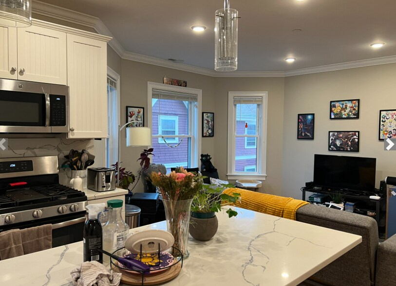 Building Photo - 118 Holland St