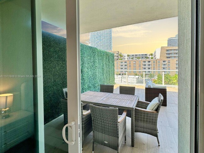 Building Photo - 321 NE 26th St