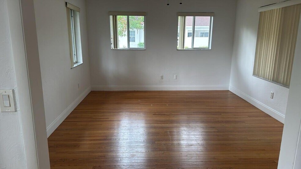 Building Photo - 117 SE 4th Ave