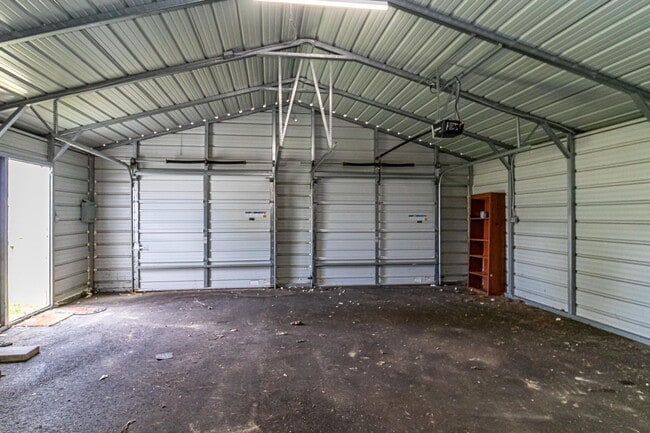 Building Photo - WELCOME HOME! 3 BR | 2 BA Home in Pikevill...