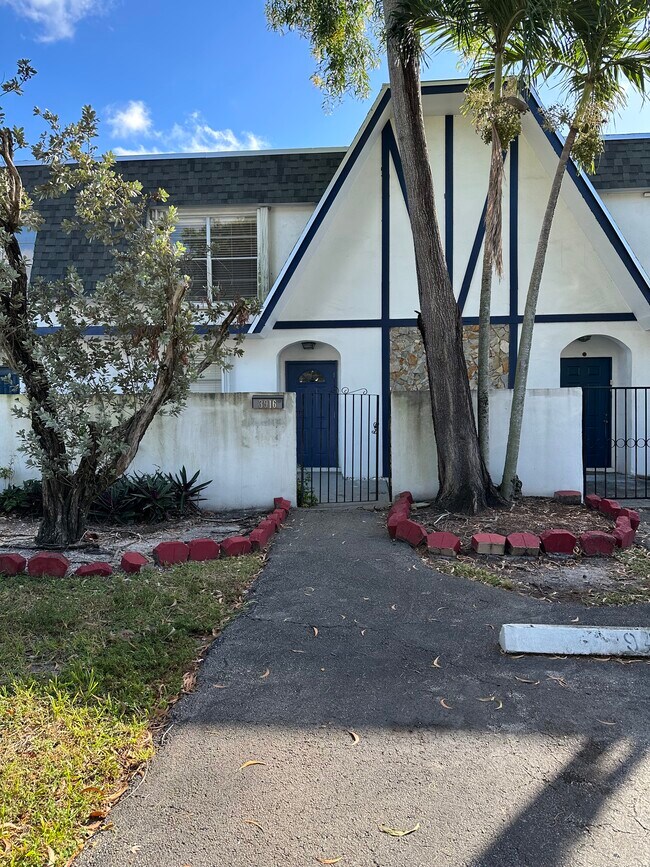 Building Photo - 3916 SW 67th Way