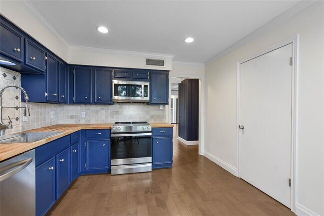 Building Photo - 195 World of Tennis Sq